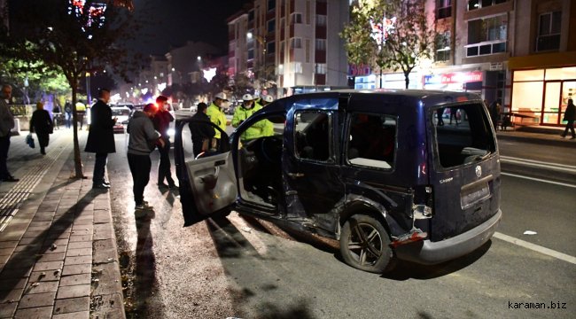 Sivas'ta otomobille hafif ticari araç çarpıştı: 3 yaralı