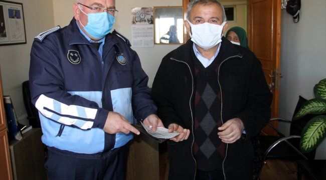 Sivas'ta polisler sokakta bulduğu para dolu cüzdanı sahibine teslim etti