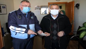 Sivas'ta polisler sokakta bulduğu para dolu cüzdanı sahibine teslim etti