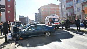 Sivas'ta trafik kazası: 2 yaralı