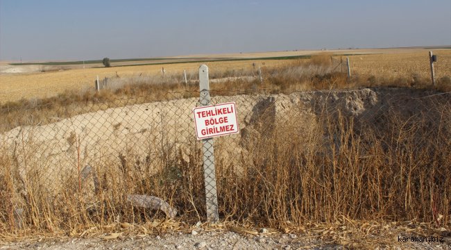 Tarlalarında oluşan 2 obruğa rağmen tarıma devam ediyorlar