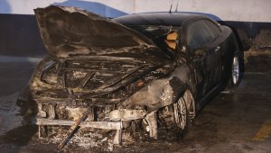 Başkentte sitenin kapalı otoparkındaki lüks araçta yangın çıktı