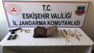 Eskişehir'de müşteri ararken ele geçirildi. Hem bin yıllık, hemde el yazması