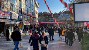 İç Anadolu'da kısıtlama öncesi cadde ve sokaklarda yoğunluk yaşanıyor
