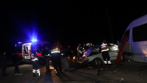 Karaman’da işçi minibüsü ile otomobil çarpıştı: 5 yaralı