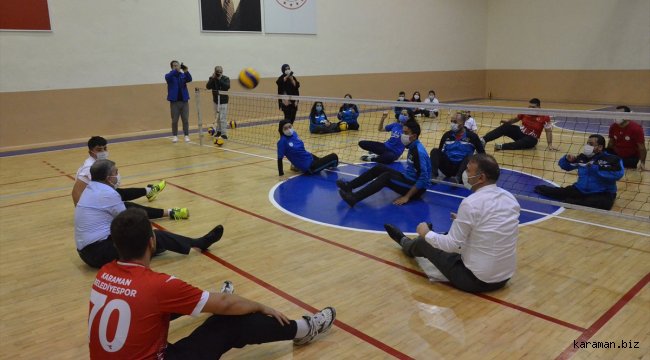 Karaman Valisi Işık, engelli sporcularla oturarak voleybol oynadı