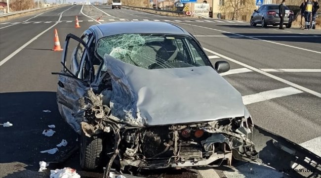 Kayseri'de ambulansla otomobil çarpıştı: 3 yaralı