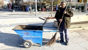 Kırşehir'de belediye temizlik görevlileri sokağa çıkma kısıtlamasında mesaiye devam etti