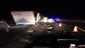 Niğde'de seyir halindeki tıra arkadan çarpan tırın sürücüsü öldü
