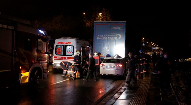 Seyir halindeki tıra arkadan çarpan otomobilin sürücüsü yaralandı