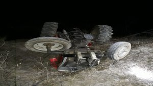 Sivas'ta devrilen traktörün altında kalan sürücü öldü