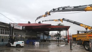 Beyşehir'de rüzgardan uçan çatı, başka bir iş yerinin çatısına düştü