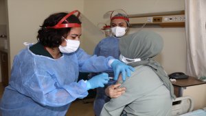 Çubuk’ta sağlık çalışanlarına CoronaVac aşısının ilk dozu yapılıyor