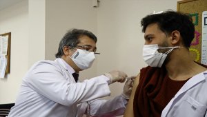İç Anadolu'da sağlık çalışanlarına Kovid-19 aşısı uygulanmaya başlandı