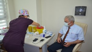 Karaman'da sağlık çalışanlarına CoronaVac aşısının ilk dozu yapılmaya başlandı