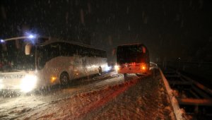 Sivas-Tokat kara yolu yoğun kar yağışı dolayısıyla trafiğe kapandı