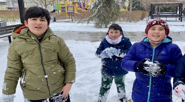 Kırşehir'de kar yağışı çocukları sevindirdi