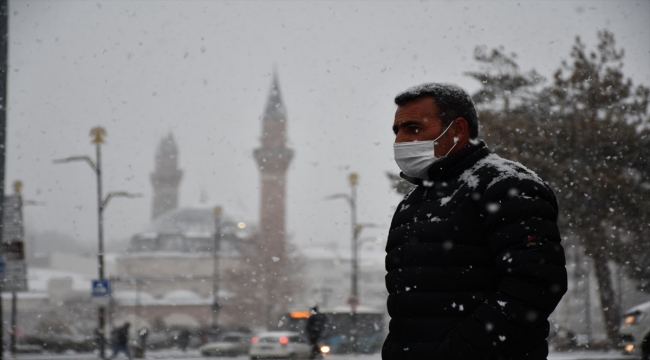 Sivas'ta yoğun kar yağışı etkili oluyor