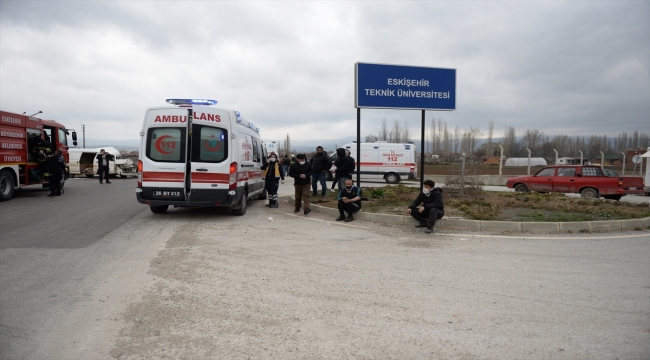 Eskişehir'de minibüs ile kamyonet çarpıştı: 7 yaralı