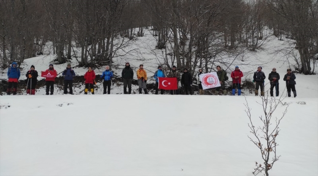 Sivas'ta doğa yürüyüşüne katılan 20 doğasever Türk bayrağı açtı