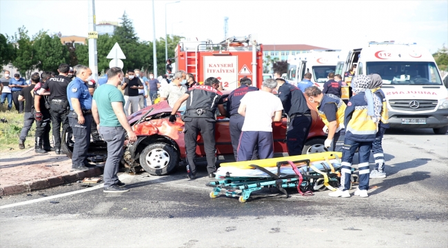 Kayseri'de polis aracıyla otomobil çarpıştı: 2'si polis 5 yaralı