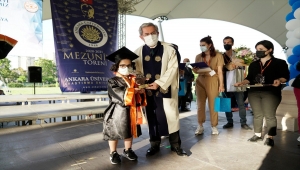 Çocukluğunda tedavi için geldiği üniversiteden birincilikle mezun oldu