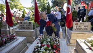 Hak-İş üyeleri, 15 Temmuz şehitlerini Karşıyaka Mezarlığı'nda andı