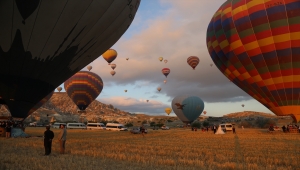 Kapadokya’da balonlar 15 Temmuz nedeniyle Türk bayrağı ve pankartlarla havalandı