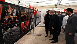 Kırşehir kent meydanında AA fotoğraflarının yer aldığı