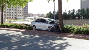 Konya'da otomobil ağaca çarptı: 1 ölü, 1 yaralı