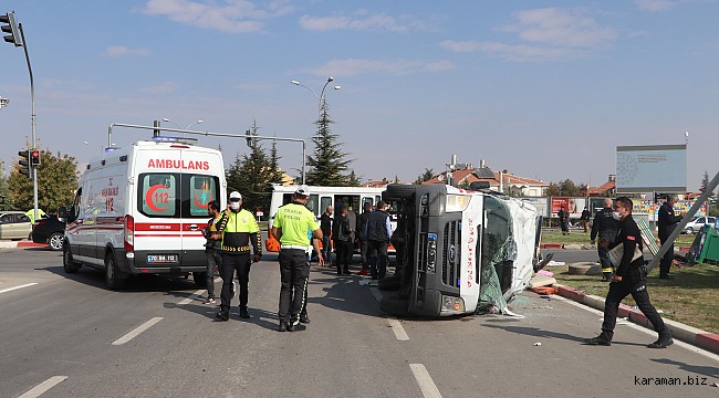 Adliye kavşağında minibüs ambulansa, ambulans seyyar satıcıya çarptı.10 yaralı