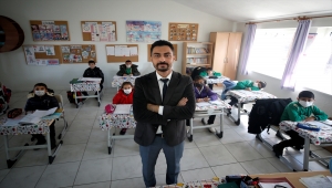 Fedakar öğretmen köy okulunun deposunu sınıfa çevirdi