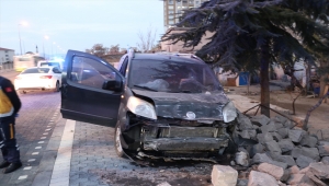 Kayseri'de evin duvarına çarpan hafif ticari araçtaki 2 kişi yaralandı