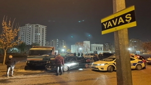 Kayseri'de park halindeki kamyonun çarptığı otomobilde yangın çıktı