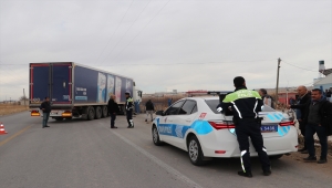 Karaman'da tırla çarpışan kamyonetin sürücüsü öldü