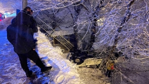 Kayseri'de 5 metreden düşen aracın sürücüsü kazadan yara almadan kurtuldu