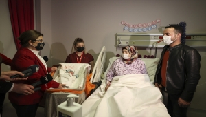 Aile ve Sosyal Politikalar Bakanı Yanık, başkentte yeni yılın ilk bebeğini ziyaret etti: