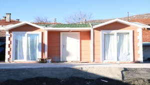 Belediye Başkanı Acar, yalnız yaşayan Sırma teyzeye prefabrik ev yaptırdı