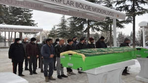 Burdur'da evde ölü bulunan minik Ayşenur'un cenazesi Konya'da toprağa verildi