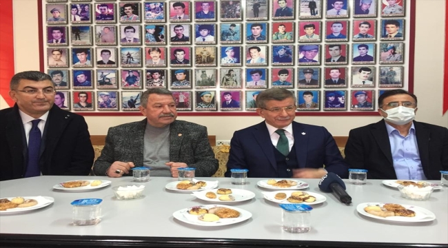 Gelecek Partisi Genel Başkanı Davutoğlu, Konya'da ziyaretlerde bulundu