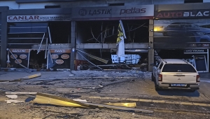 GÜNCELLEME - Başkentte oto lastikçide patlama sonucu çıkan yangında 3 iş yeri hasar gördü