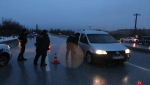 Karaman-Mersin kara yolunda kar yağışı nedeniyle ulaşım kontrollü sağlanıyor