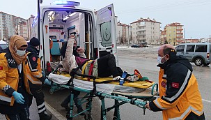 Salı pazarında geri manevra yapın aracın çarptığı kadın yaralandı