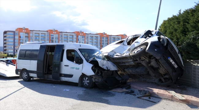 Konya'da iki öğrenci servisinin çarpıştığı kazada 14 kişi yaralandı