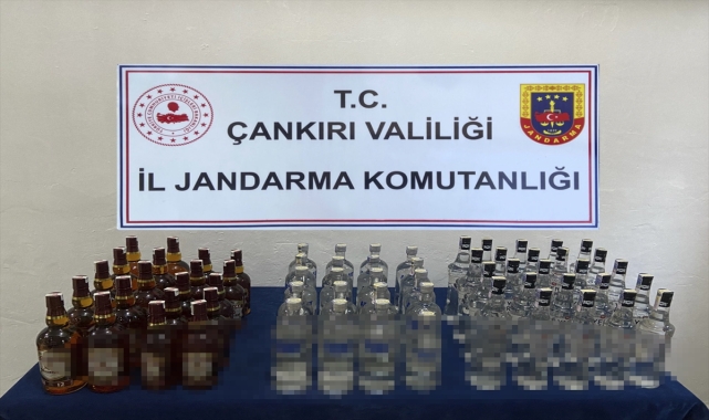 Çankırı'da araçlarında kaçak içki bulunan 2 zanlı yakalandı
