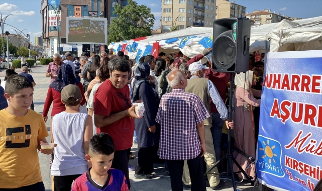İYİ Parti, Kırşehir'de vatandaşlara aşure dağıttı