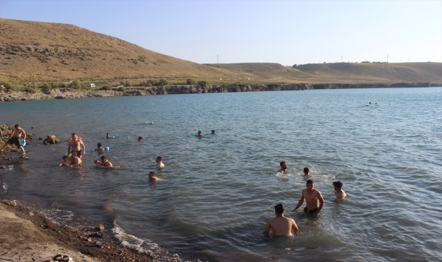 Karapınar sakinleri serinlemek için Acıgöl'e akın etti
