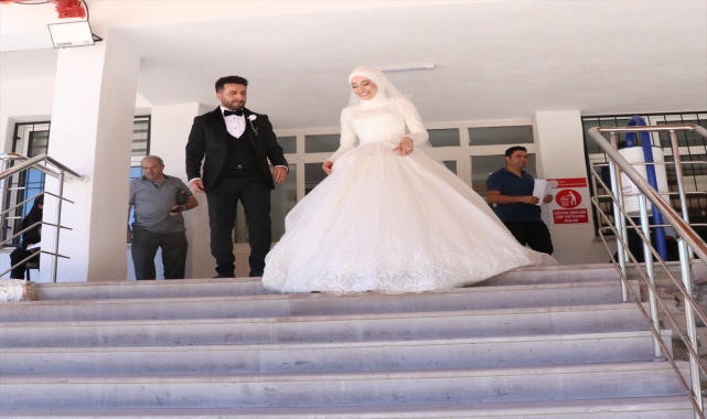 Yozgat'ta öğretmen adayı mülakata gelinliğiyle katıldı
