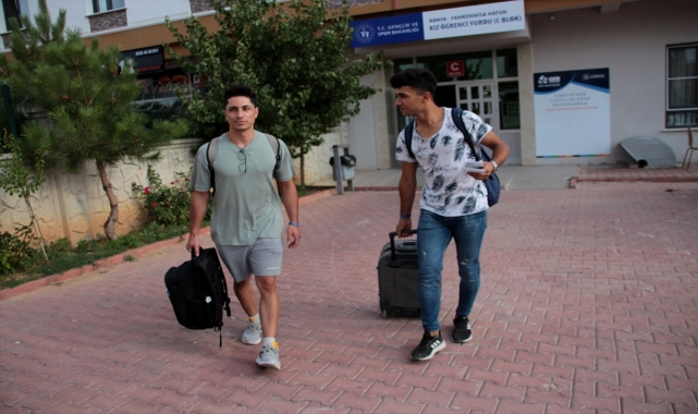 Yurtlardaki ücretsiz konaklamadan yararlanan yüzlerce genç Konya'yı ziyaret etti