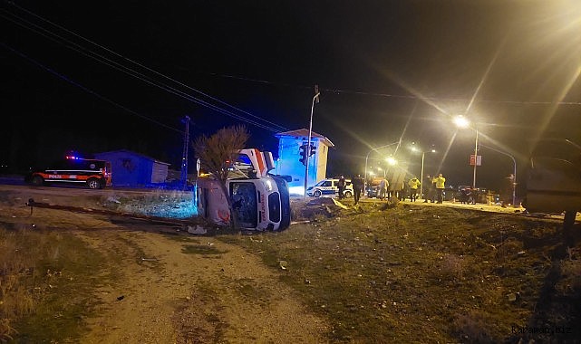 Cezaevi kavşağında ambulansla otomobil çarpıştı: yaralılar var